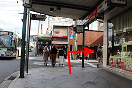 After you across, please turn right in front of the intersection. (you can see the traffic sign ‘YAMATO street’ left side of this picture. Turn right at this sign.)