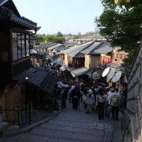 Ninenzaka: Walking along the most emotional stone-paved slope in Kyoto